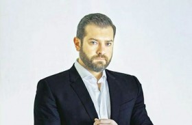 عمرو يوسف يبدأ تحضيرات (عائلة كازانوفا) للعرض في موسم الرياض