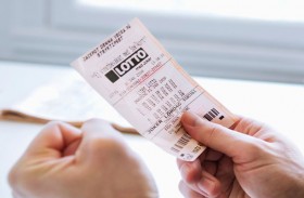 تشتري يانصيب لحبيبها ثم تطالبه بأموال الجائزة