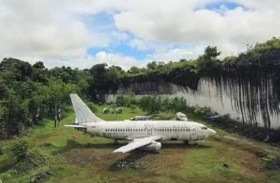 طائرة بوينغ مهجورة وسط الغابة