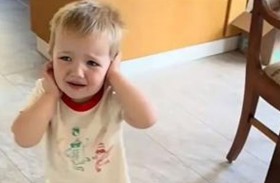 طفل يسمع أصواتاً غامضة من صورة معلقة