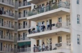 يلقي بآلاف من اليوروات من شرفة منزل 