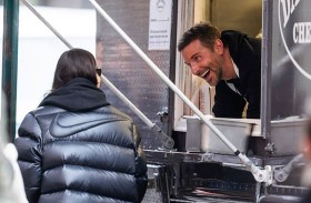 برادلي كوبر يعمل على عربة طعام في نيويورك