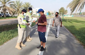  مرور أبوظبي توزع الكمامات والقفازات على ممارسي الرياضة
