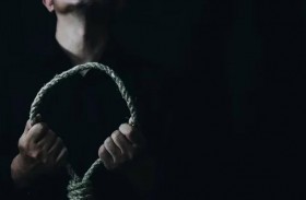 رجل يشنق نفسه بالخطأ 