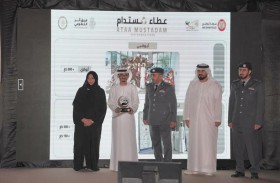 شرطة أبوظبي تكرم متطوعاً لجهوده في تدوير مواد مبادرة «أطعم تؤجر»