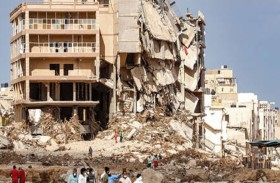 ينتشل جثة والده من تحت الأنقاض