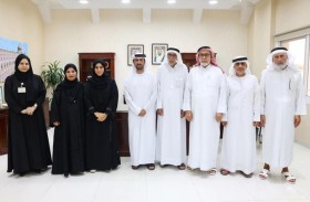 بلدية الشارقة تكرّم موظفيها من كبار السن