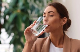 الفوائد المذهلة للمياه القلوية.. هل هي الاتجاه الصحي الجديد؟