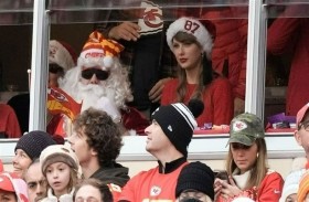 تايلور سويفت تجمع والديها بوالد ترافيس كيلسي 