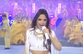 مغنية حفل نهائي أبطال أوروبا تهاجم الجماهير 