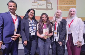 طالبة من مدرسة جيمس كامبردج إنترناشيونال الخاصة بالشارقة تحصل على جائزة لجنة التحكيم الخاصة من فئة الطلاب المتميزين 