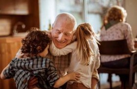 لماذا يصبح طفلك «مزعجاً» بعد عودته من زيارة أجداده؟