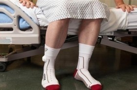 جوارب ذكية لحماية المرضى من السقوط