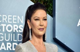 كاثرين زيتا جونز برفقة سانتا كلوز