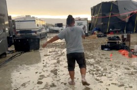 الأمطار تحاصر الآلاف في تجمع وسط صحراء نيفادا