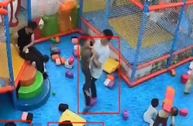 رجل يضرب طفلا لسبب غير منطقي