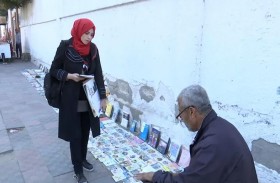 بطريقته الخاصة.. ستيني يشجّع شباب غزة على القراءة