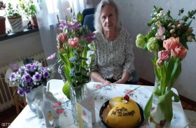 رغم كورونا.. حفيد يسعد جدته بـ طريقة خيالية