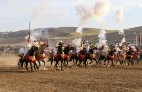 فارس يطلق النار على وجه فتاة