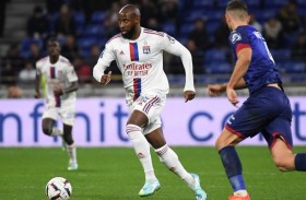 إينتراخت يجري محادثات مع مهاجم ليون