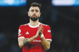 فرنانديش يمدد عقده مع يونايتد حتى 2026 