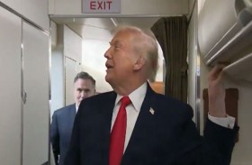 موظف يفتح باب حمّام الطائرة الرئاسية ويصطدم بترامب