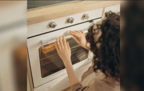 أم تنهي حياة طفلتها بطريقة «جنونية»