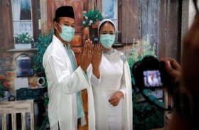 بدلاً من تأجيله.. يتزوجان في حفل أونلاين