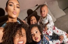 كيم كارداشيان تُعين عازف بيانو شهيراً لإيقاظ أطفالها