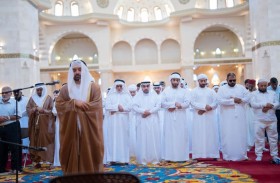 راشد الشرقي يؤدي صلاة الاستسقاء في جامع الشيخ زايد الكبير بالفجيرة