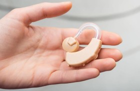 ارتداء سماعات الأذن قد يساعد  على درء خطر الإصابة بالخرف