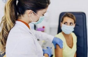 عند تلقي لقاح كورونا.. النساء يعانين أكثر من الرجال