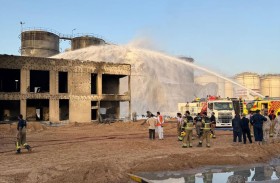 طوارىء وأزمات الشارقة تؤكد السيطرة الكاملة على حريق ميناء الحمرية