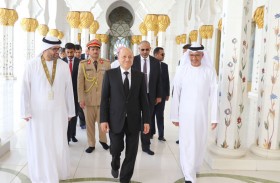 رئيس مجلس القيادة الرئاسي اليمني يزور جامع الشيخ زايد الكبير في أبوظبي 