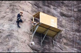 متجر معلق يعلو الأرض بمسافة 120 مترا لهواة التسلق !