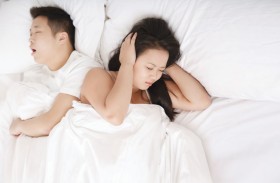 5 طرق علمية لإيقاف الشخير.. أغربها نفخ صدفة المحارة 