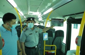 شرطة أبوظبي تعزز التوعية المرورية الرقمية عبر حافلات النقل العام