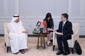 الإمارات والصين تبحثان تعزيز فرص الاستثمار المشترك في القطاعات الاقتصادية الجديدة والتجارة والنقل