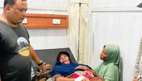 سيدة تتصدى لتمساح بلكمة على وجهه