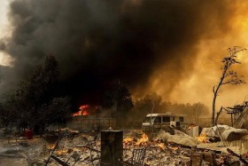 حريق يلتهم بلدة تاريخية بكاليفورنيا