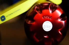 الهدايا أمريكية، والشعار «صنع في الصين»...!