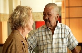 تقبّل قاتل والدتها في لقاء عاطفي