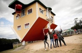 منزل معكوس يجذب السياح 