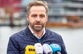 بايدن يفرض قيوداً جديدة.. وجونسون يعيد فرض ارتداء الكمامة