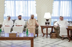 محمد بن راشد يقدّم واجب العزاء في وفاة محمد سعيد الملا 