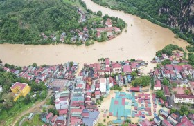 انهيار جسر في فيتنام بسبب الفيضانات 