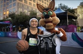 يحطم رقماً قياسياً أثناء لعب كرة السلة