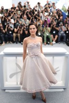 الممثلة الأمريكية زوي دويتش تستعرض مهاراتها في فيلم «الموجة الجديدة» في الدورة الثامنة والسبعين لمهرجان كان السينمائي. (ا ف ب)