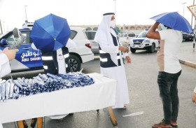 فريق سواعد الوطن التطوعي يوزع 2000 مظلة للوقاية من الشمس في صناعية العين