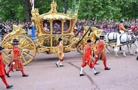 الملكة إليزابيث الشابة تجوب شوارع لندن